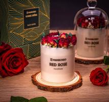 Ručně zdobená dekorativní svíčka s elegantním skleněným poklopem a intenzivní vůní - Red Rose 220 g